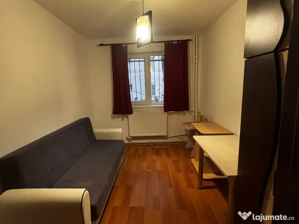 Inchiriez apartament cu 3 camere semidecomandat, zona Casa de Cultura 