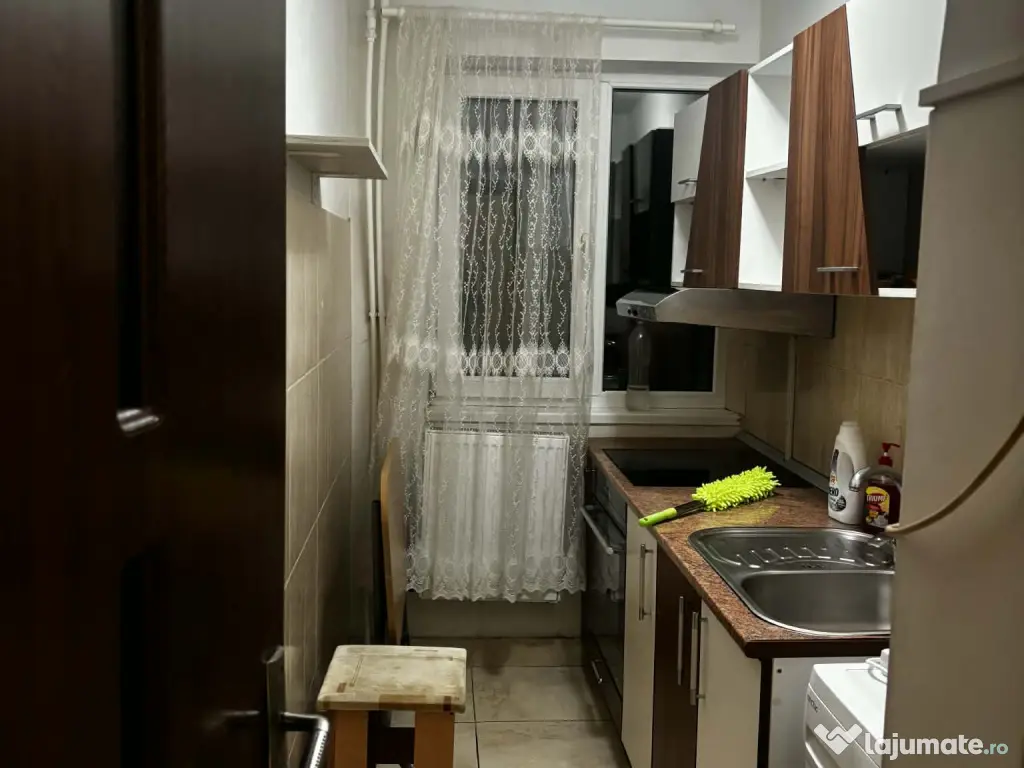 Inchiriez apartament cu 3 camere semidecomandat, zona Casa de Cultura 