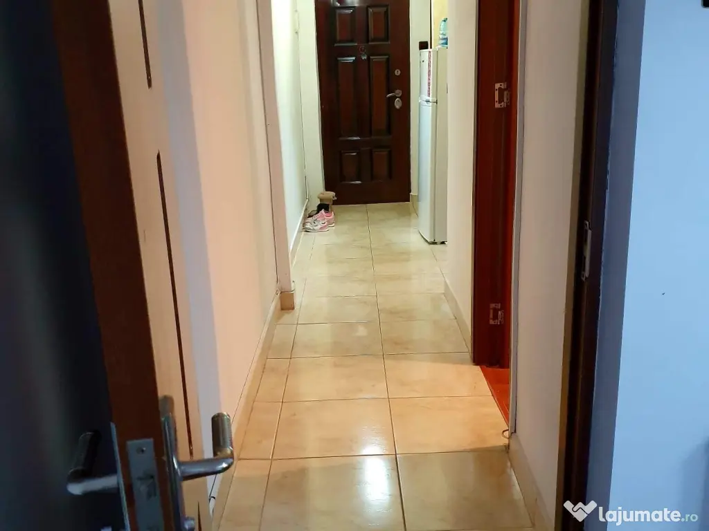 Inchiriez apartament cu 3 camere semidecomandat, zona Casa de Cultura 