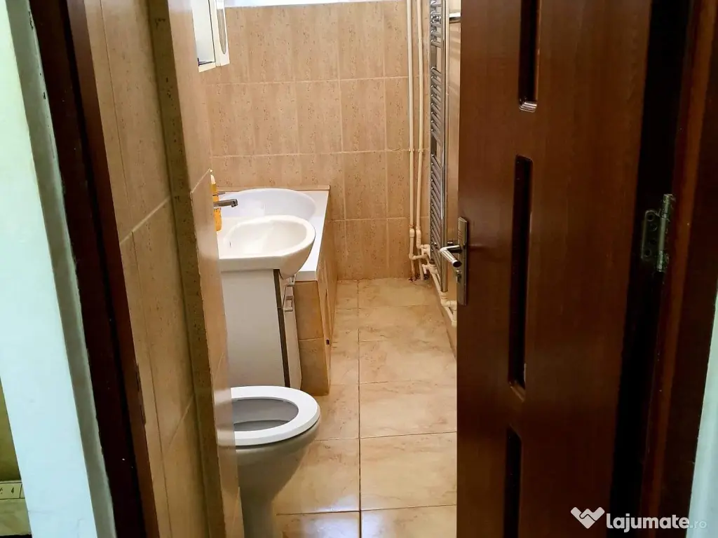 Inchiriez apartament cu 3 camere semidecomandat, zona Casa de Cultura 