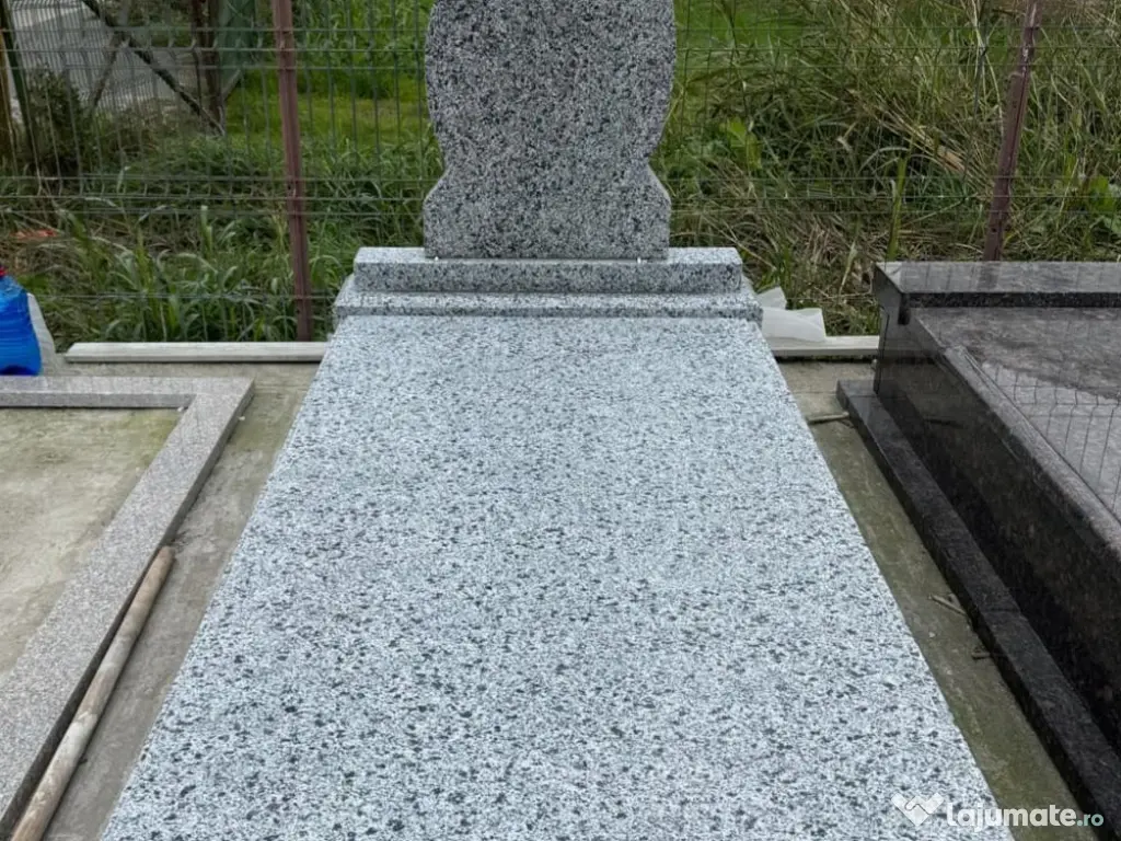 Monumente funerare si rastigniri