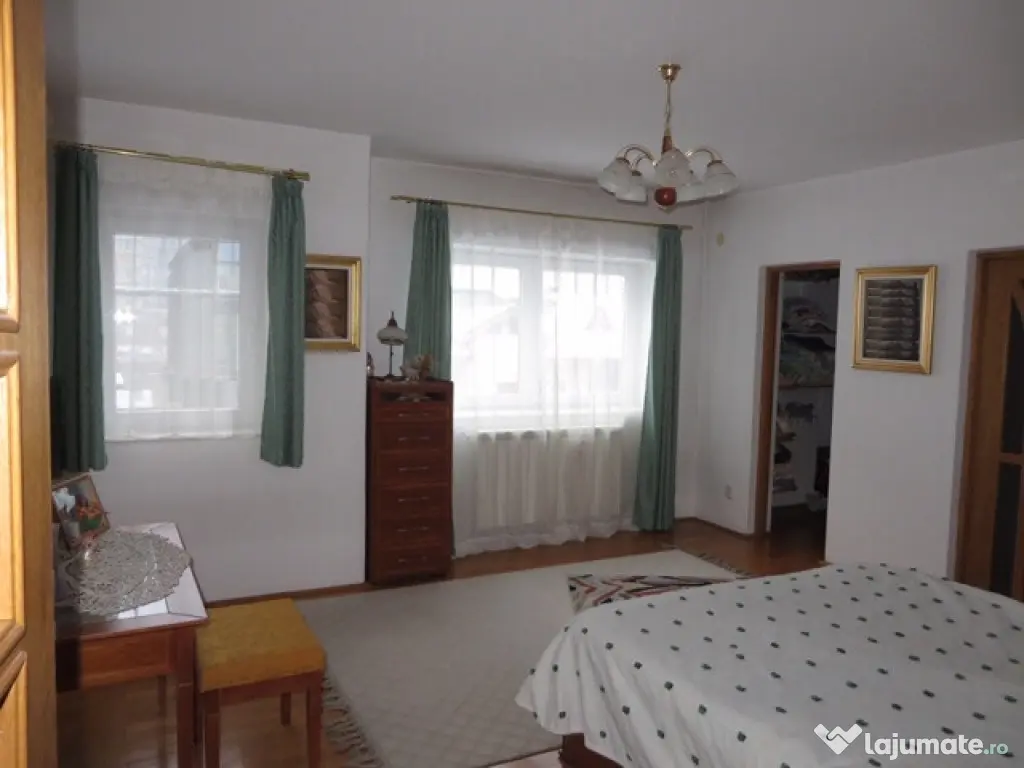 Zona Mihai Bravu imobil 8 camere curte generoasa