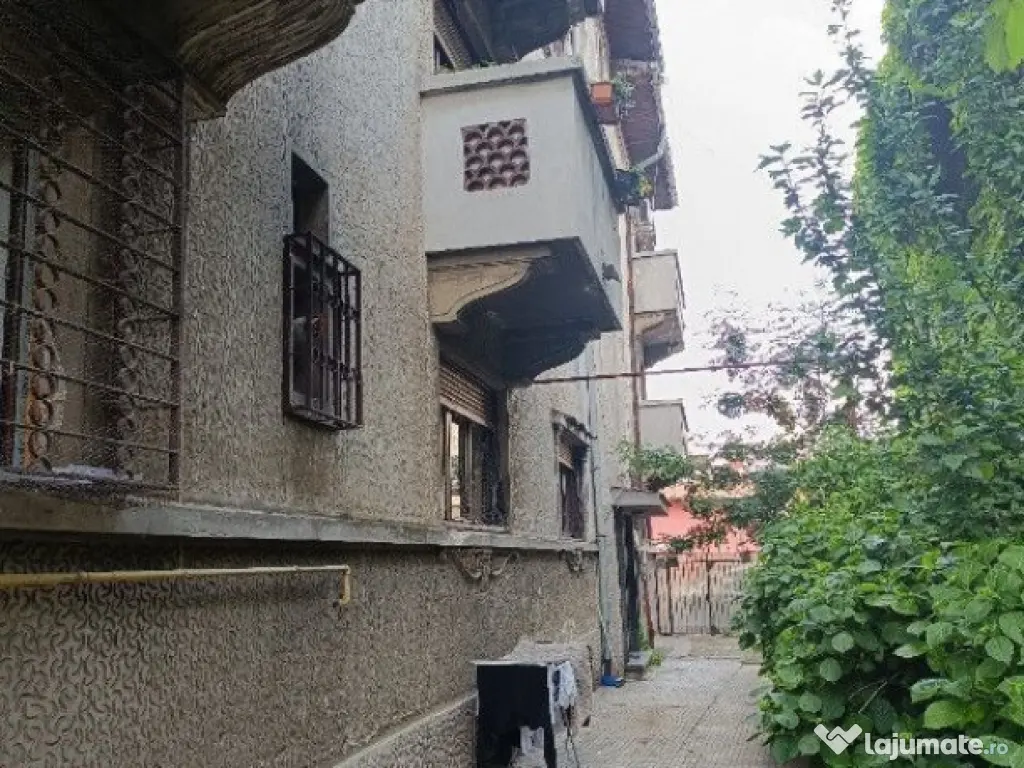 Dacia-Toamnei singur in curte 