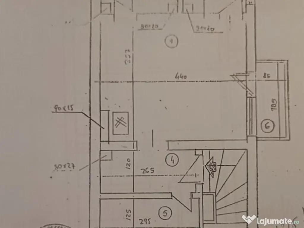 Dacia-Toamnei singur in curte 