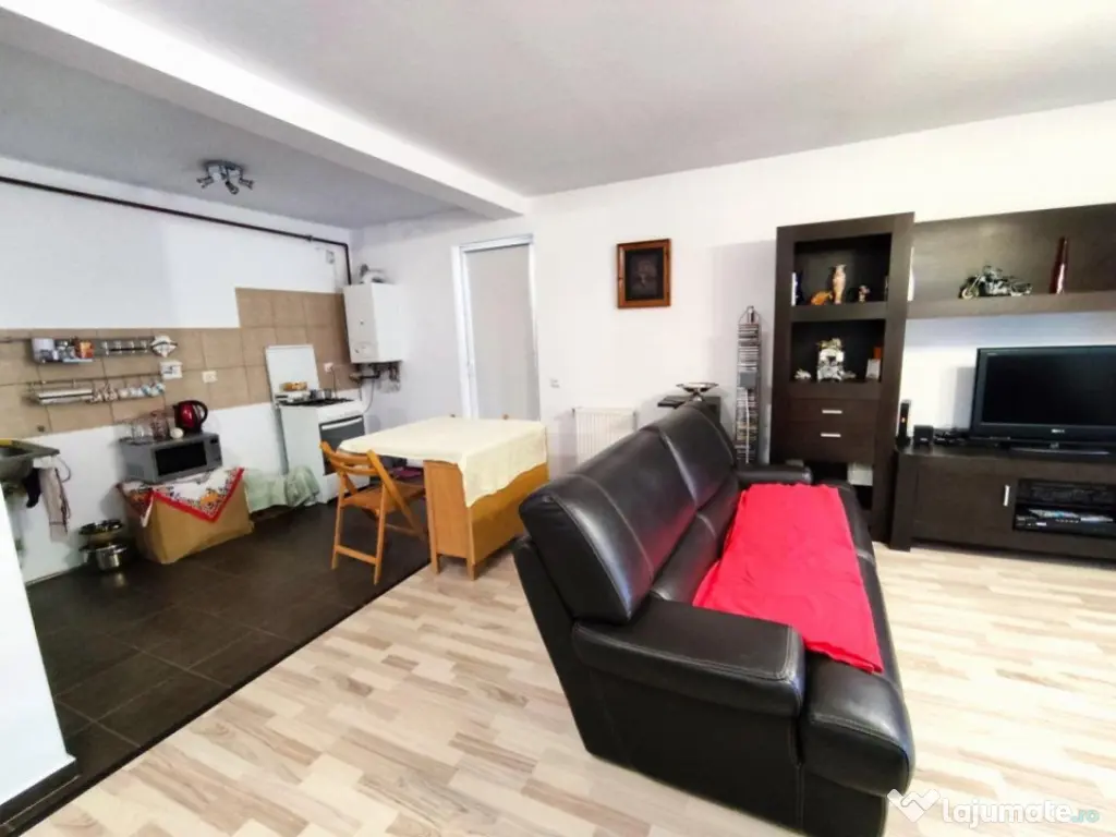 Apartament 3 camere, 82mp+ 60mp pod cu CF, 2 bai, parcare, z