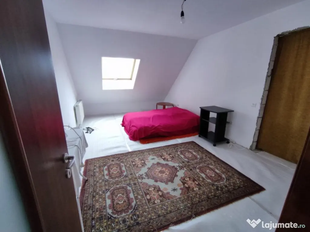 Apartament 3 camere, 82mp+ 60mp pod cu CF, 2 bai, parcare, z