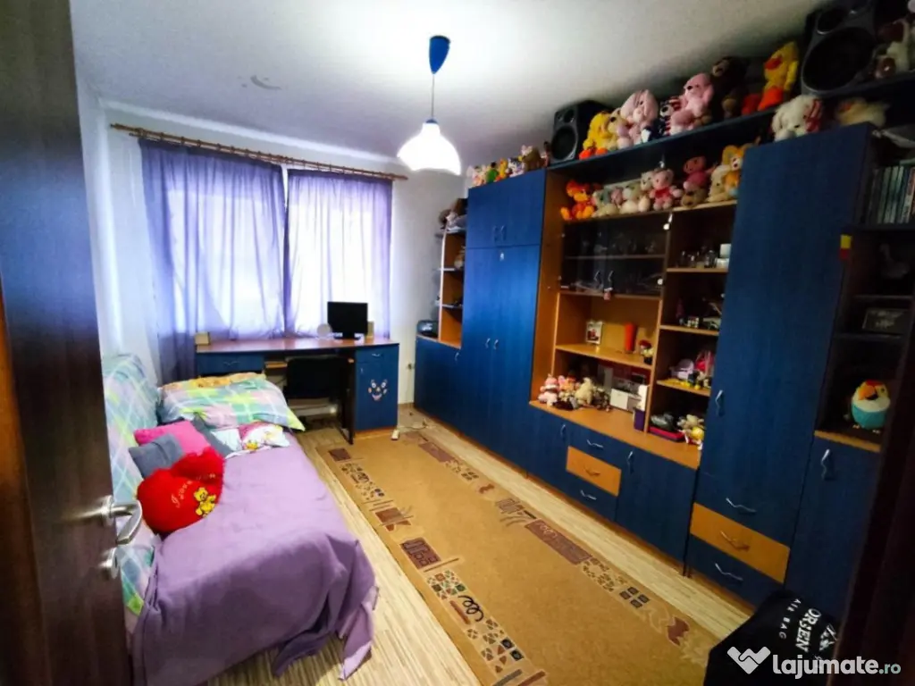 Apartament 3 camere, 82mp+ 60mp pod cu CF, 2 bai, parcare, z