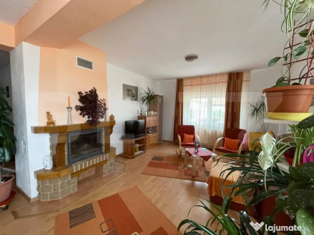 Casa cu 240 mp 8 camere cu teren 11 ari în Corunca