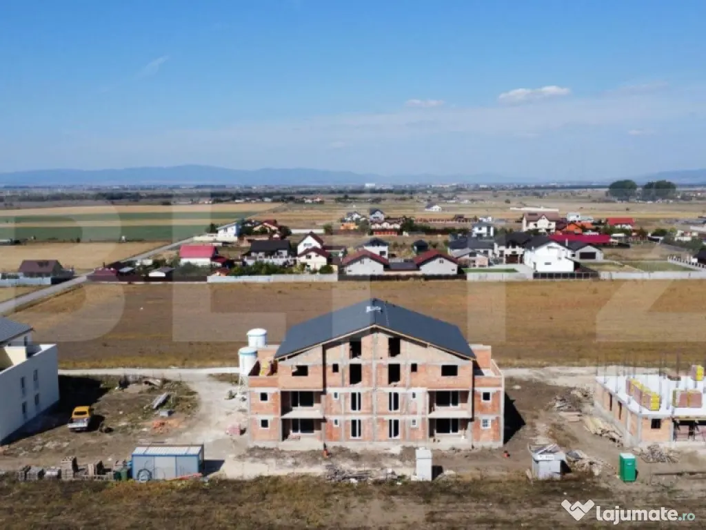 Apartament 3 camere, bloc tip vila P + 2, Sanpetru