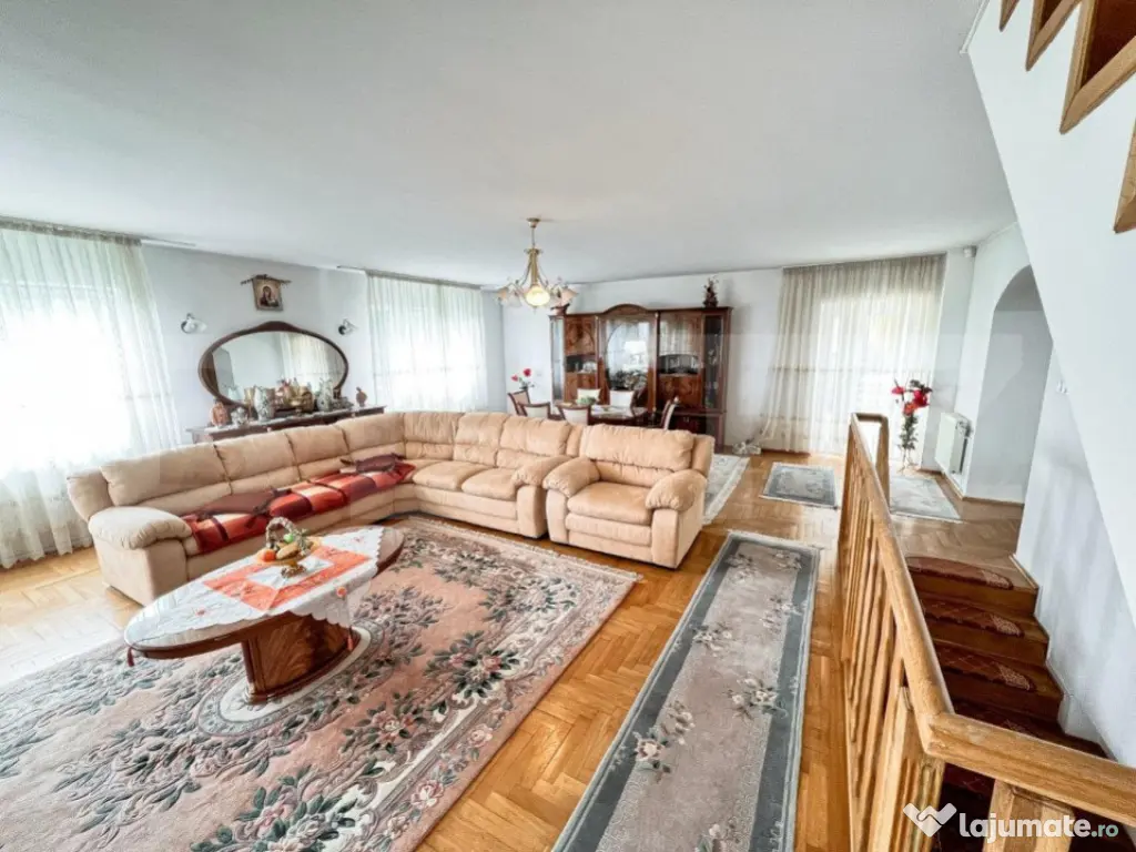 Vila deosebita de 534 mp, 1800 mp, terasa, Codlea