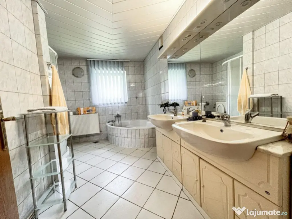 Vila deosebita de 534 mp, 1800 mp, terasa, Codlea