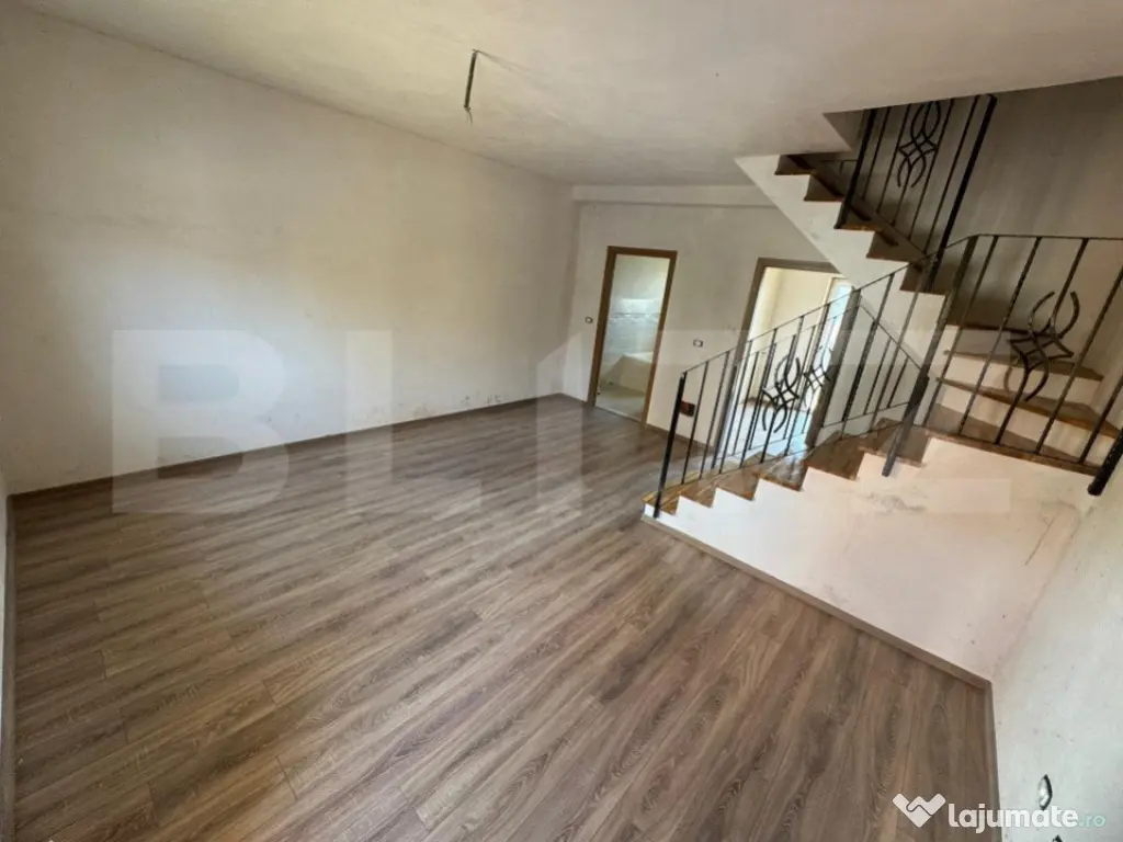 Apartament Tip Casă cu Scară interioară, Curte și Garaj