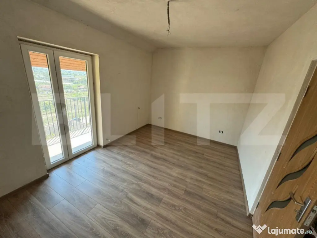 Apartament Tip Casă cu Scară interioară, Curte și Garaj