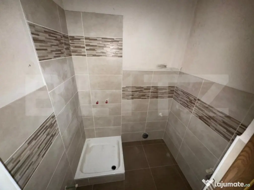 Apartament Tip Casă cu Scară interioară, Curte și Garaj
