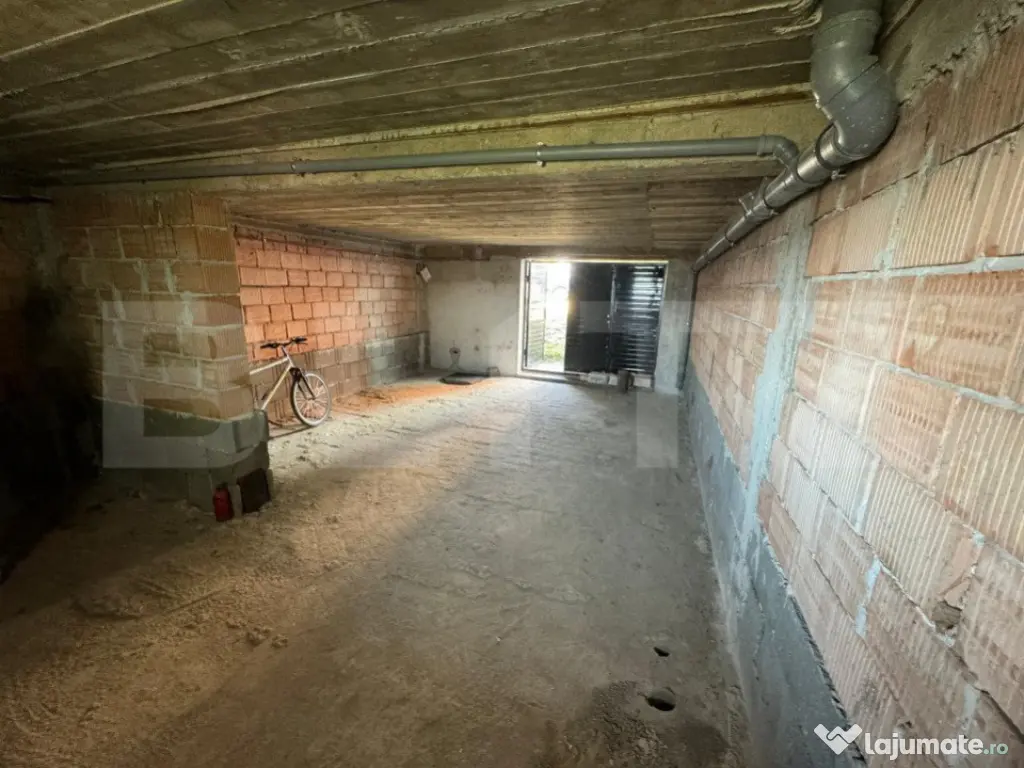 Apartament Tip Casă cu Scară interioară, Curte și Garaj