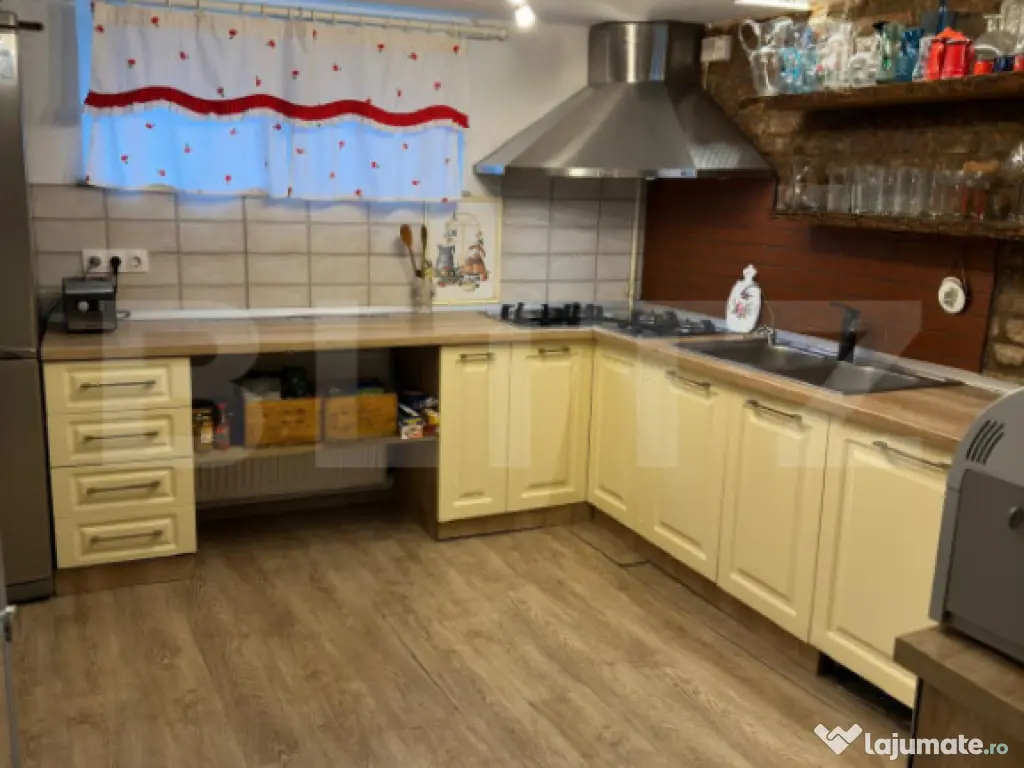 Casă de lux renovată cu priveliște spectaculoasă, în in