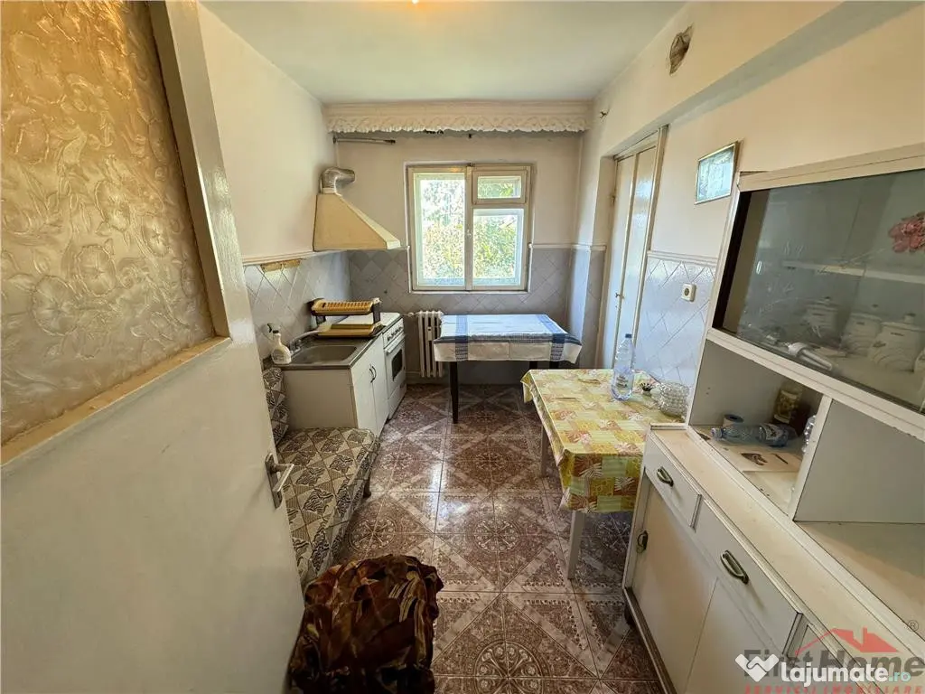 Apartament 3 camere, 1 boxa, zona Centrala , etaj 4