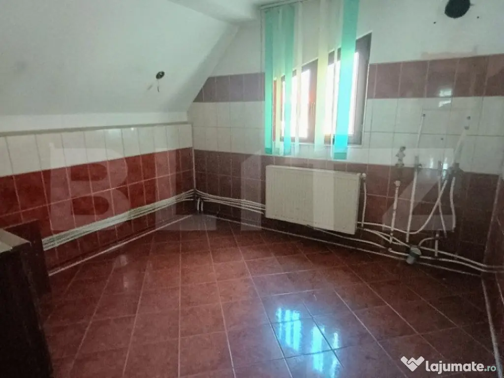 Casa cu 6 camere si garaj pretabil afacere zona Malu Rosu