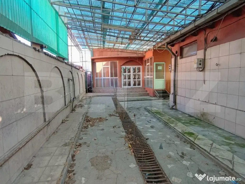 Casa cu 6 camere si garaj pretabil afacere zona Malu Rosu