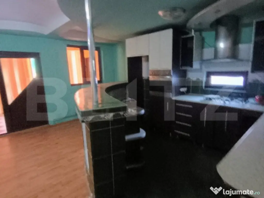 Casa cu 6 camere si garaj pretabil afacere zona Malu Rosu