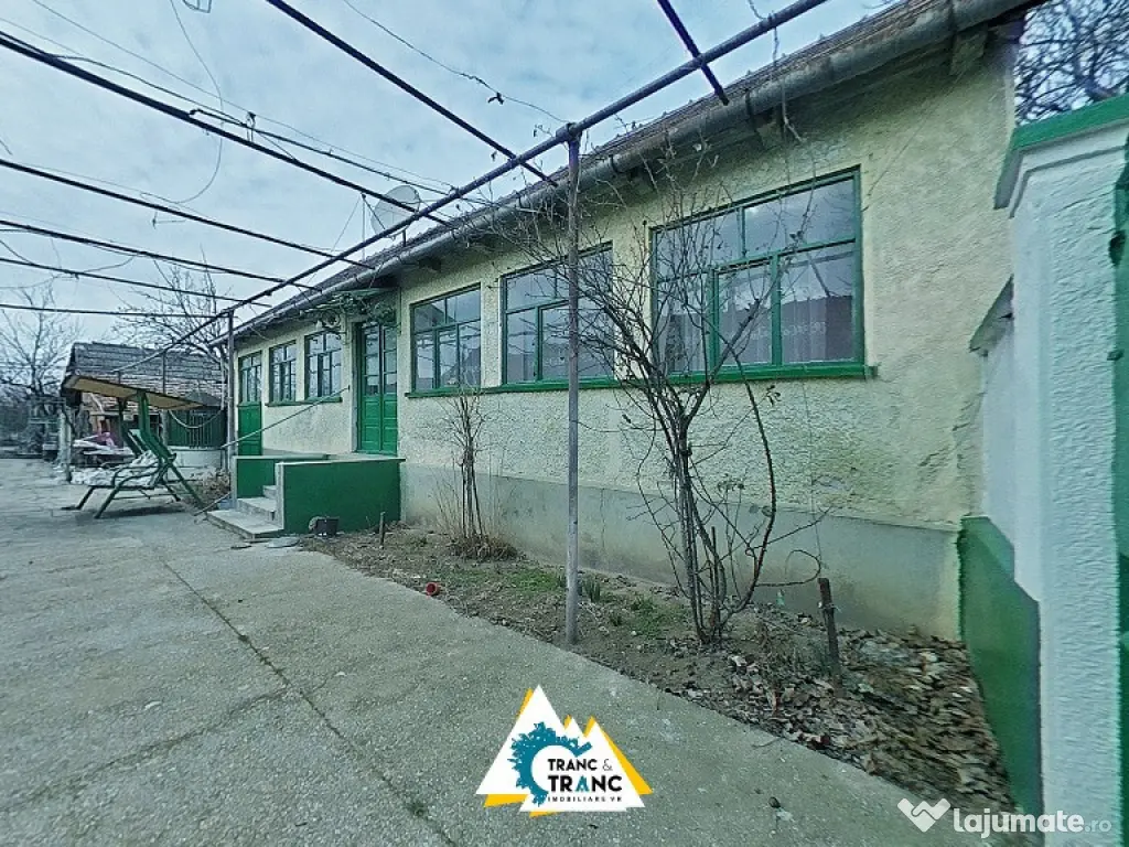 Casa traditionala cu 4 camere, in Cuvin 