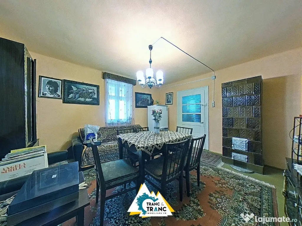 Casa traditionala cu 4 camere, in Cuvin 