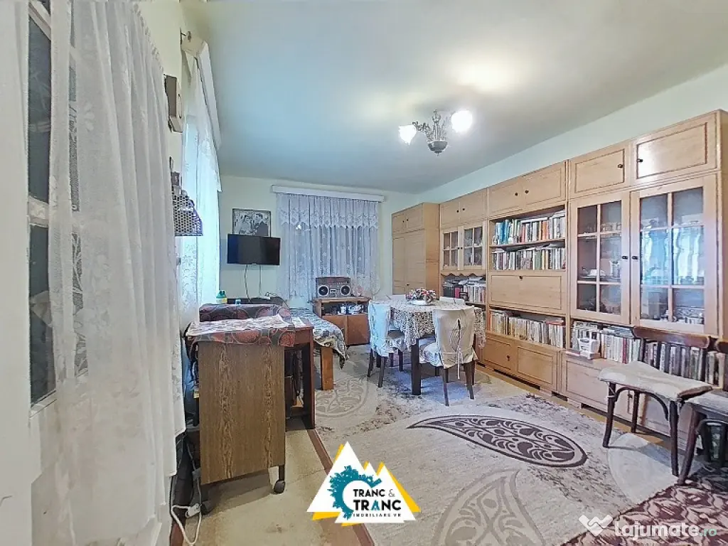 Casa traditionala cu 4 camere, in Cuvin 