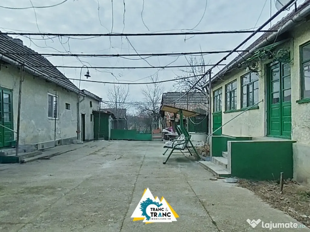 Casa traditionala cu 4 camere, in Cuvin 