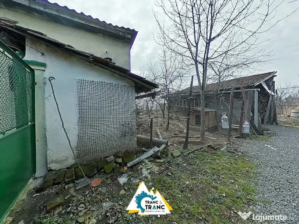 Casa traditionala cu 4 camere, in Cuvin 