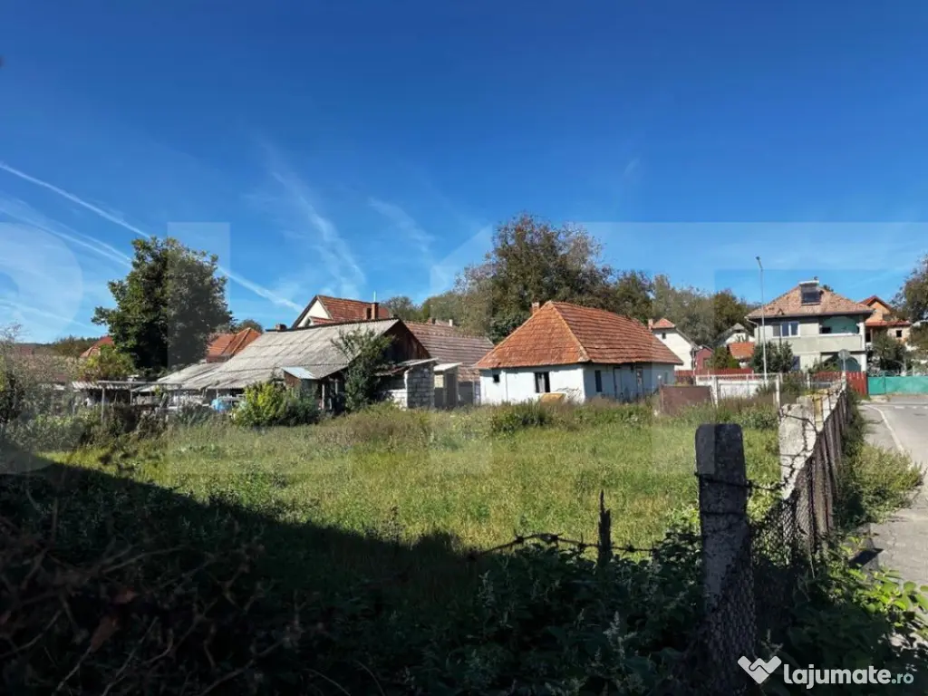Teren intravilan, de vanzare, 680 mp cu casă demolabilă, z