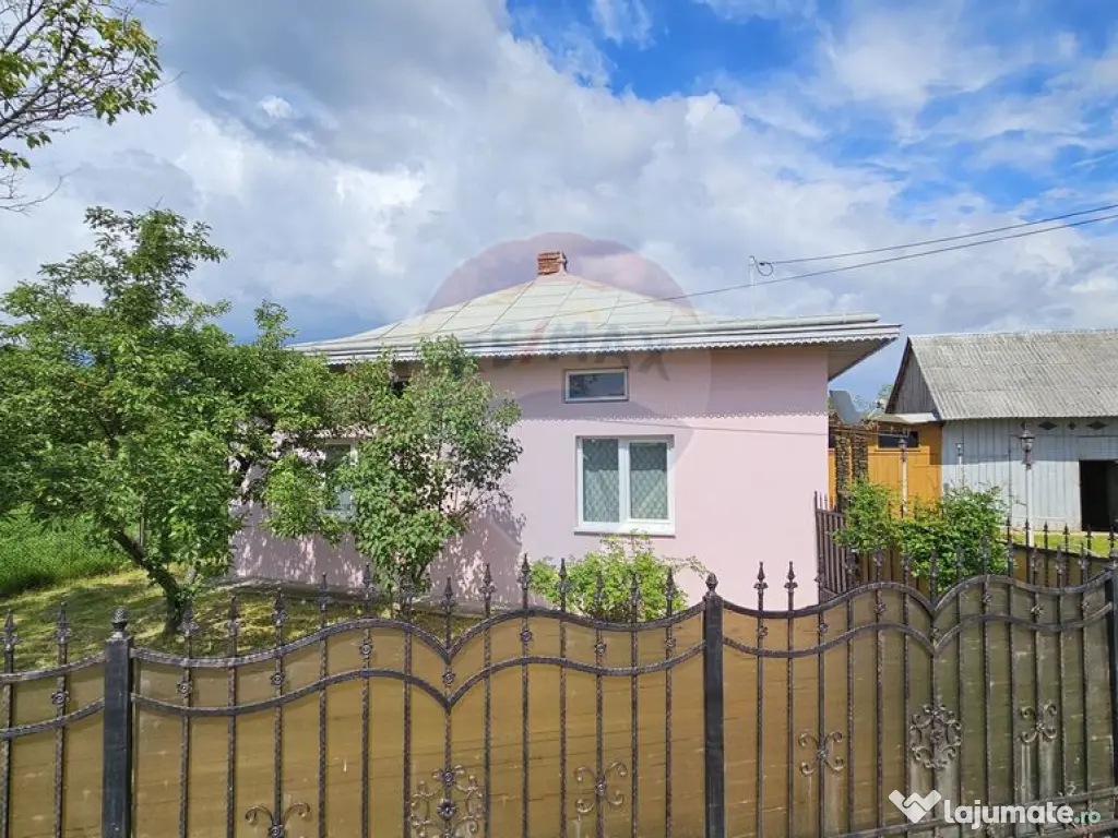 Casă cu 3 camere, teren intravilan de 1300mp în Ipoteș... 