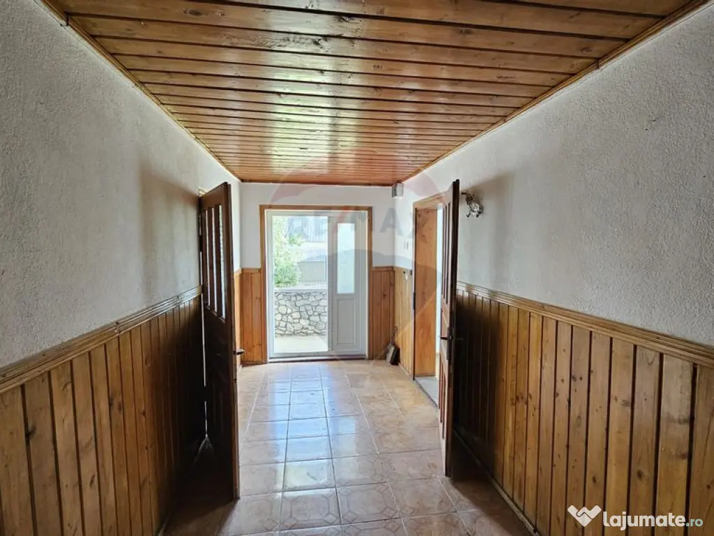 Casă cu 3 camere, teren intravilan de 1300mp în Ipoteș... 