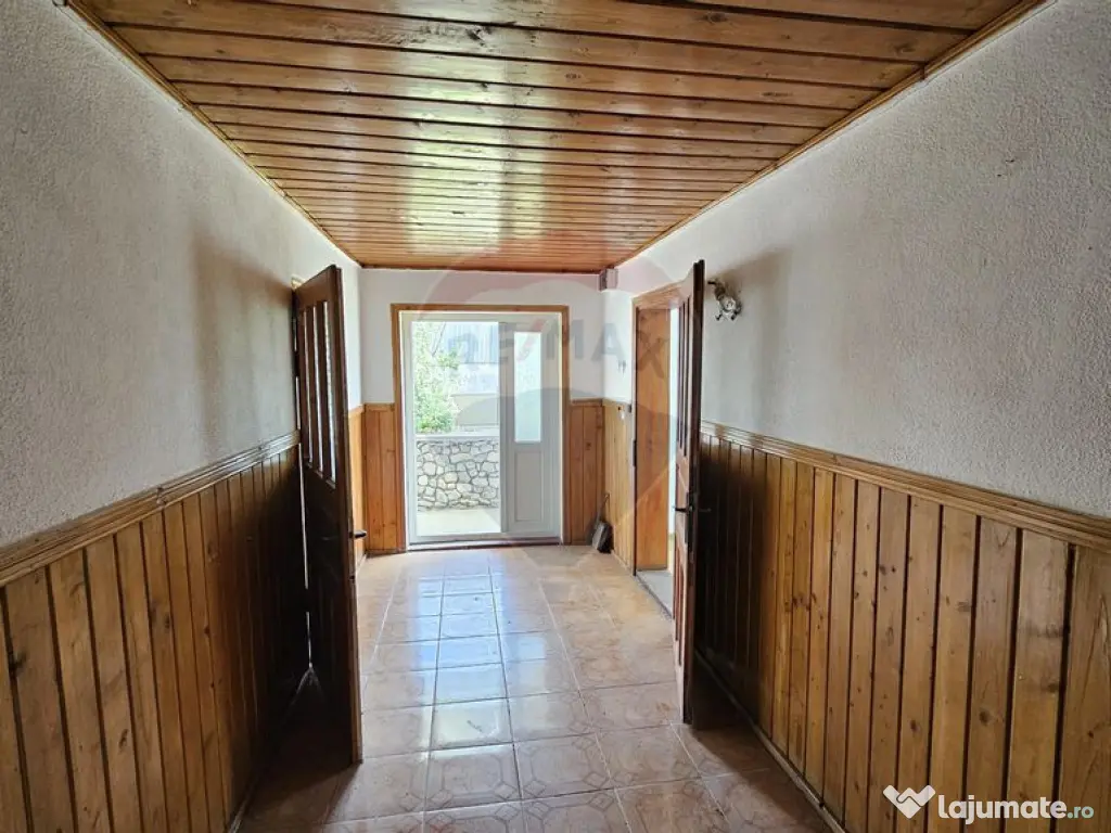 Casă cu 3 camere, teren intravilan de 1300mp în Ipoteș... 