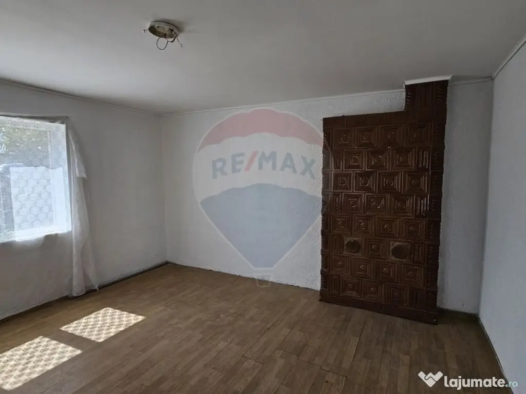 Casă cu 3 camere, teren intravilan de 1300mp în Ipoteș... 