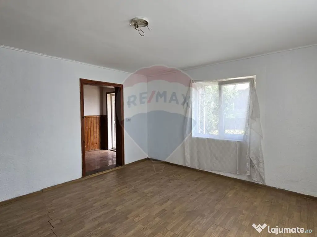 Casă cu 3 camere, teren intravilan de 1300mp în Ipoteș... 