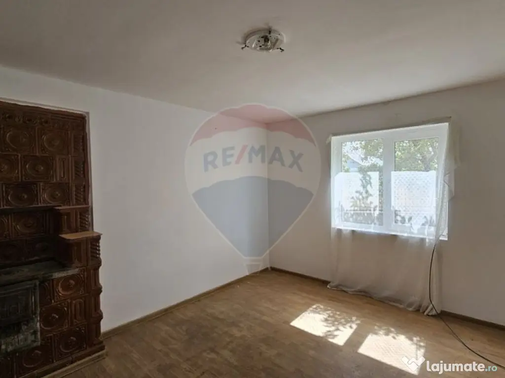 Casă cu 3 camere, teren intravilan de 1300mp în Ipoteș... 