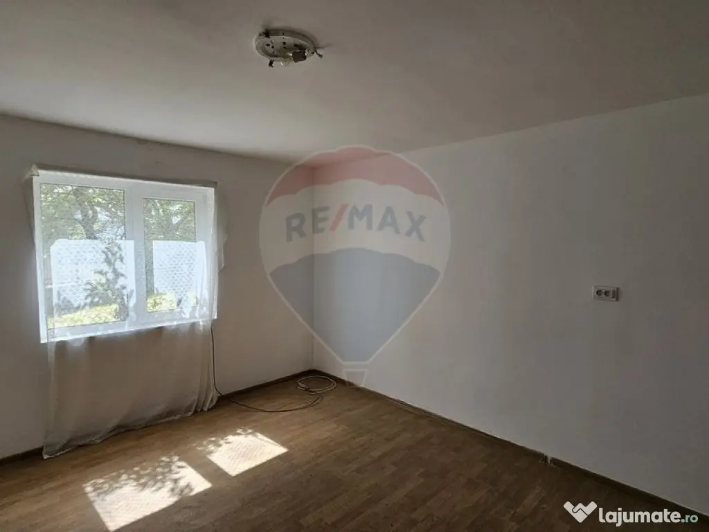 Casă cu 3 camere, teren intravilan de 1300mp în Ipoteș... 