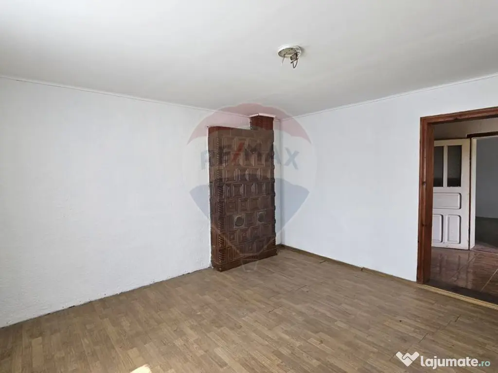 Casă cu 3 camere, teren intravilan de 1300mp în Ipoteș... 