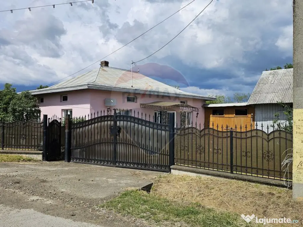 Casă cu 3 camere, teren intravilan de 1300mp în Ipoteș... 