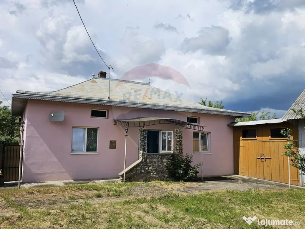 Casă cu 3 camere, teren intravilan de 1300mp în Ipoteș... 