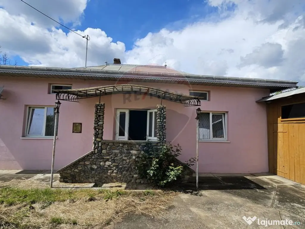 Casă cu 3 camere, teren intravilan de 1300mp în Ipoteș... 