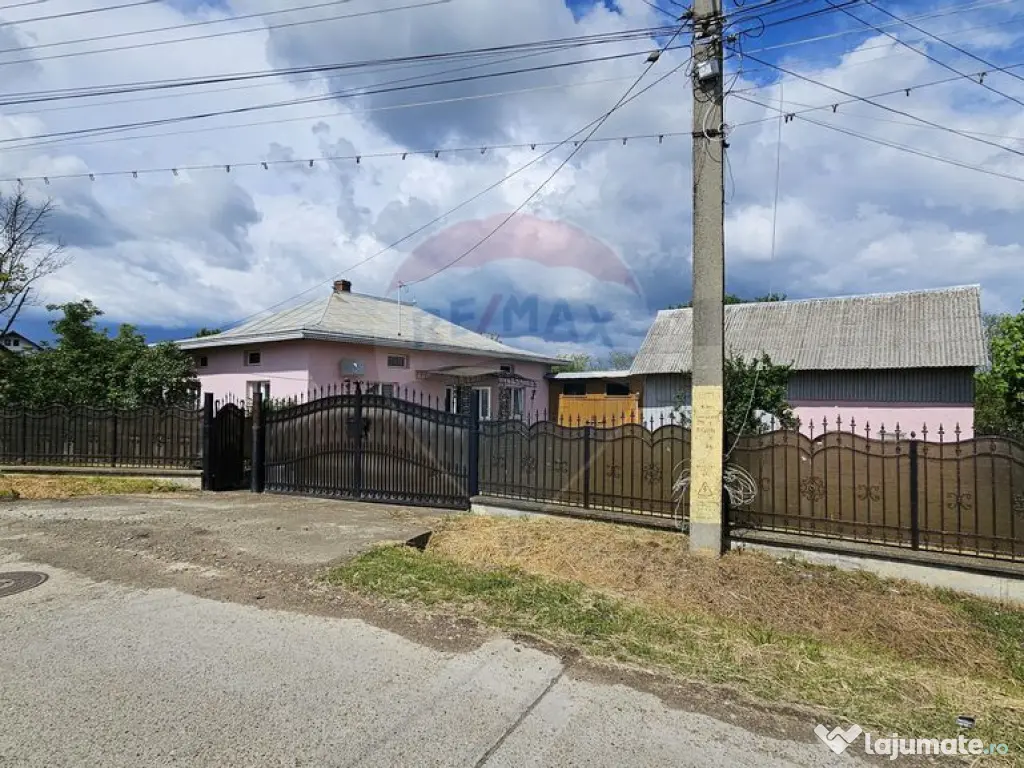 Casă cu 3 camere, teren intravilan de 1300mp în Ipoteș... 