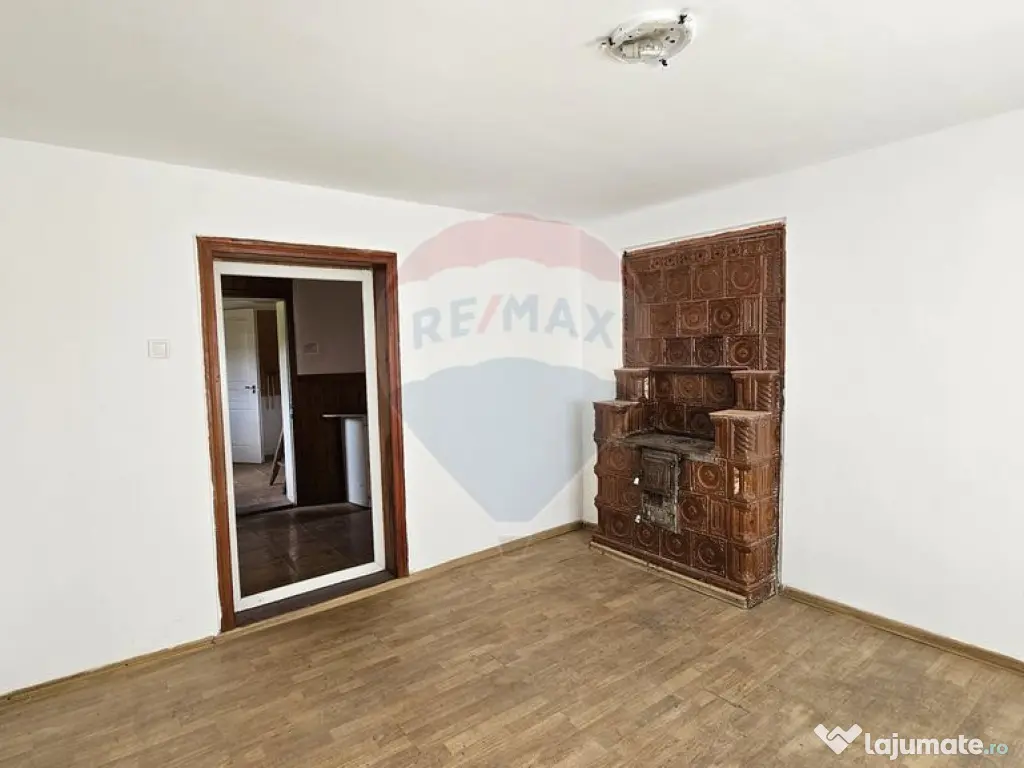 Casă cu 3 camere, teren intravilan de 1300mp în Ipoteș... 