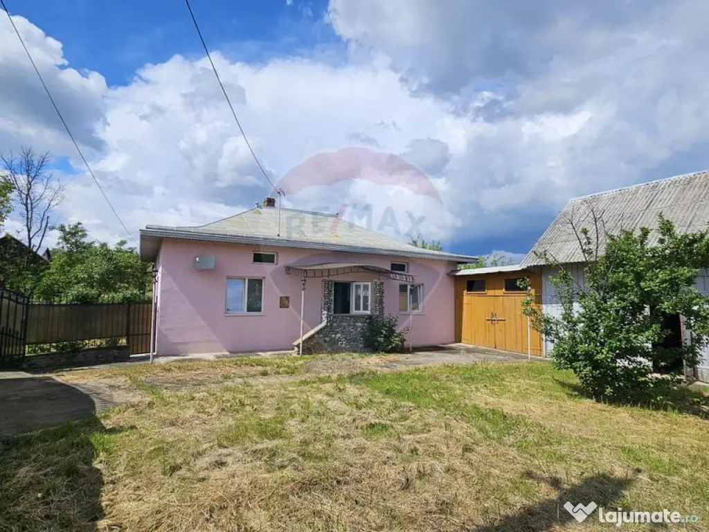 Casă cu 3 camere, teren intravilan de 1300mp în Ipoteș... 