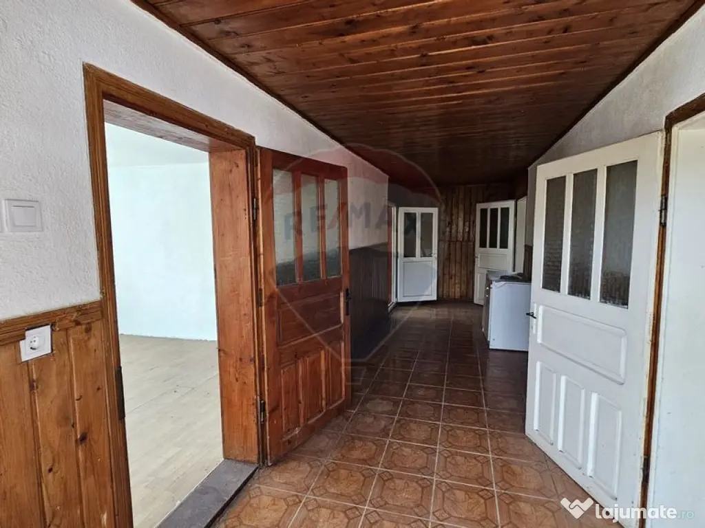 Casă cu 3 camere, teren intravilan de 1300mp în Ipoteș... 