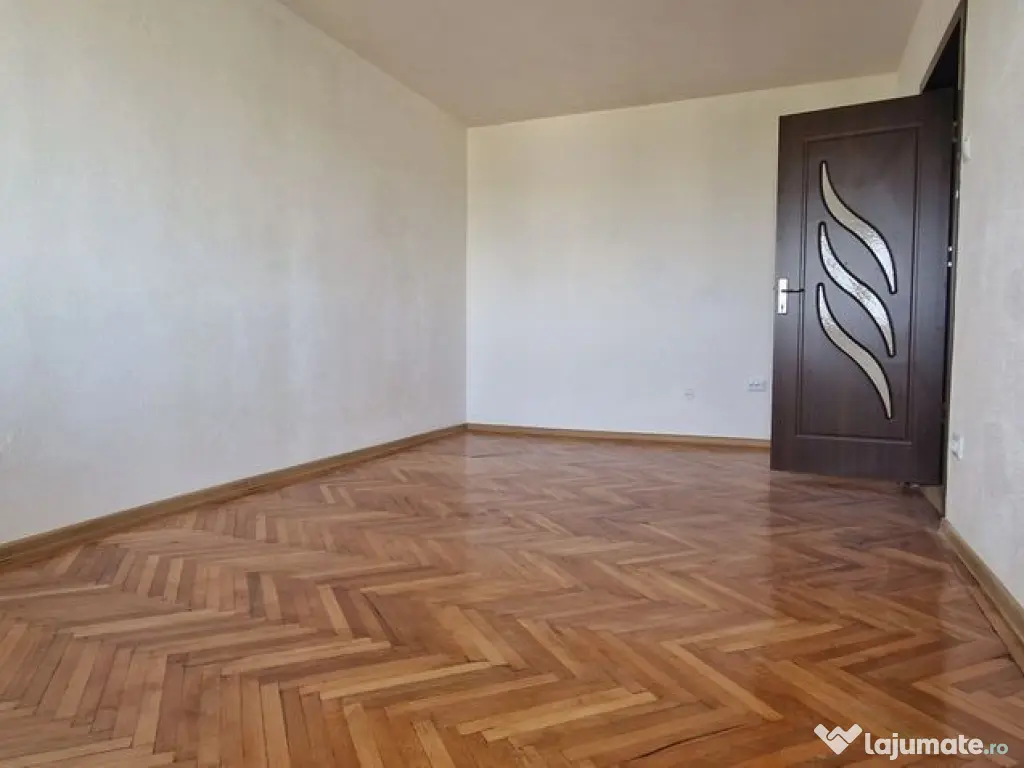 Gara-Abator, apartament cu 3 camere decomandate.