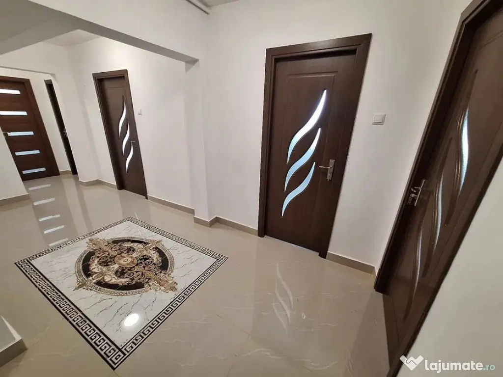 Gara-Abator, apartament cu 3 camere decomandate.