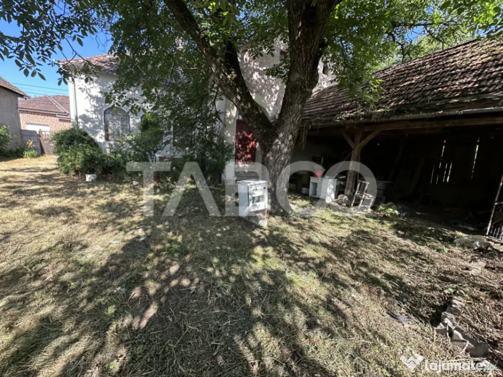 Casa cu potential de investitie in centrul satului 1540 mp t 