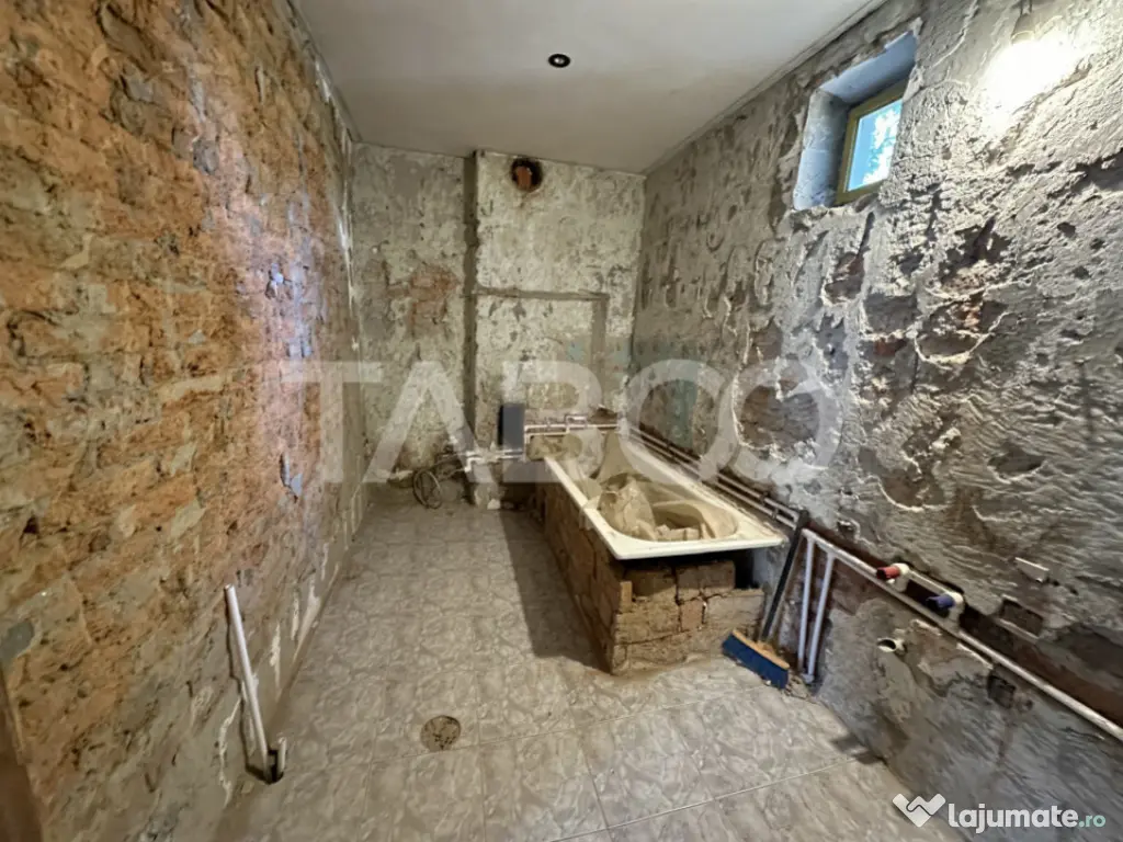 Casa cu potential de investitie in centrul satului 1540 mp t 