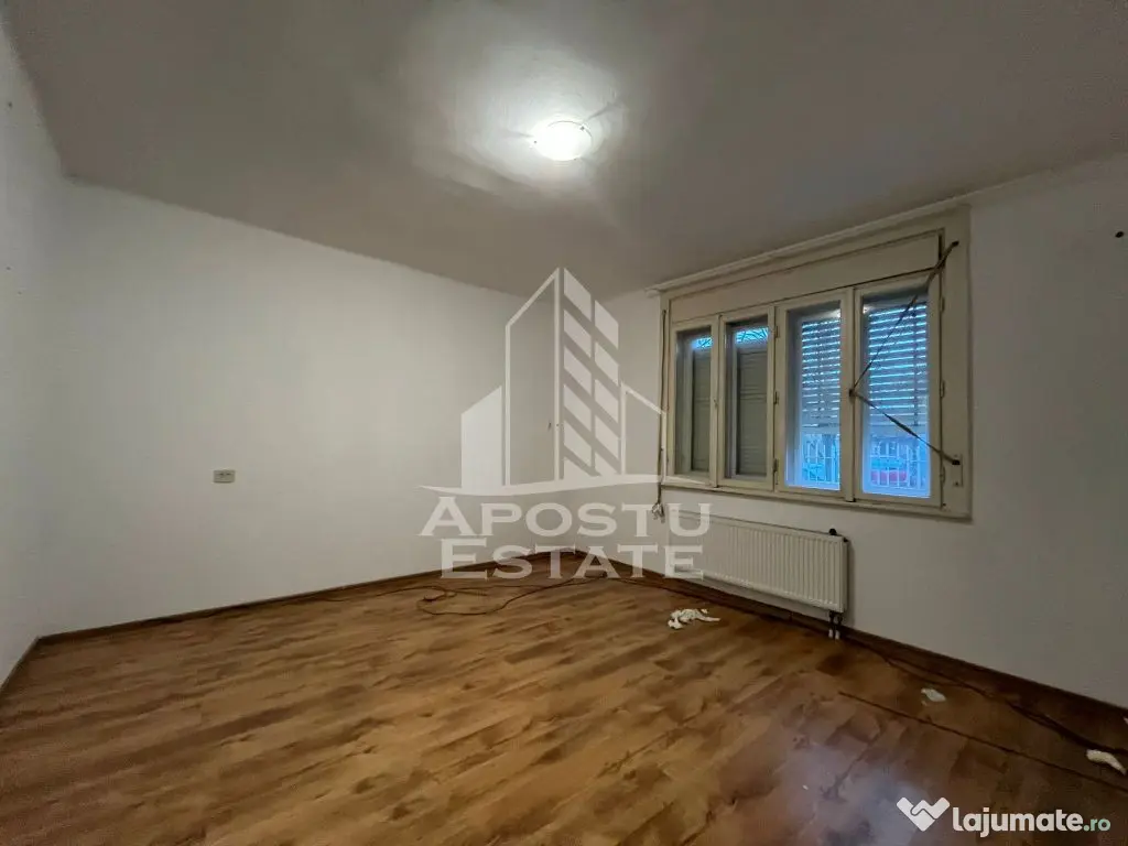 Casa individuala, cu 3 camere, 2 fronturi, teren 652, zon...